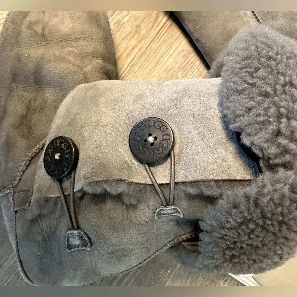 UGG Bailey Triple Button Grey - Picture 2 of 8